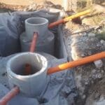 Монтаж двухкамерного септика из бетонных колец с подключением труб в Хмельницком.