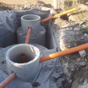 Монтаж двокамерного септика з бетонних кілець з підключенням переливних труб в Хмельницькому.
