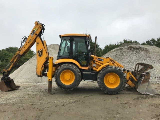 Екскаватор-навантажувач JCB 3CX готовий до оренди в Хмельницькому для виконання земляних робіт.