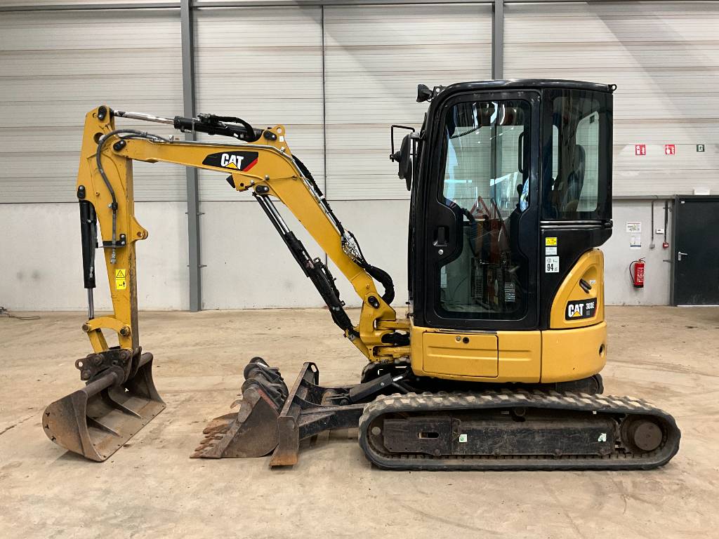 Міні-екскаватор CAT 303.SE в Хмельницькому для земляних робіт