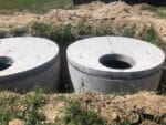 Бетонні кільця з кришками під час монтажу септика у Хмельницькому.