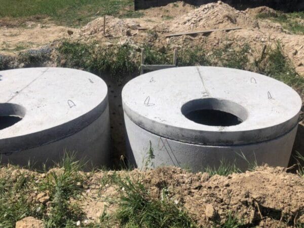 Бетонні кільця з кришками під час монтажу септика у Хмельницькому.