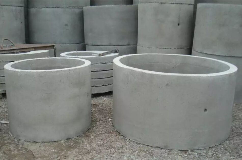 Септик з бетонних кілець під час монтажу