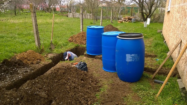 пластикова ємність для септика перед встановленням