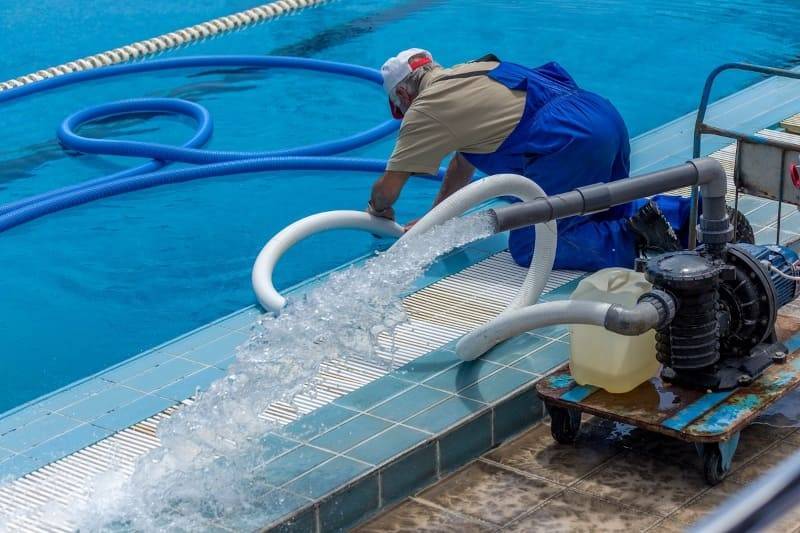 Злив води з басейну біля приватного будинку
